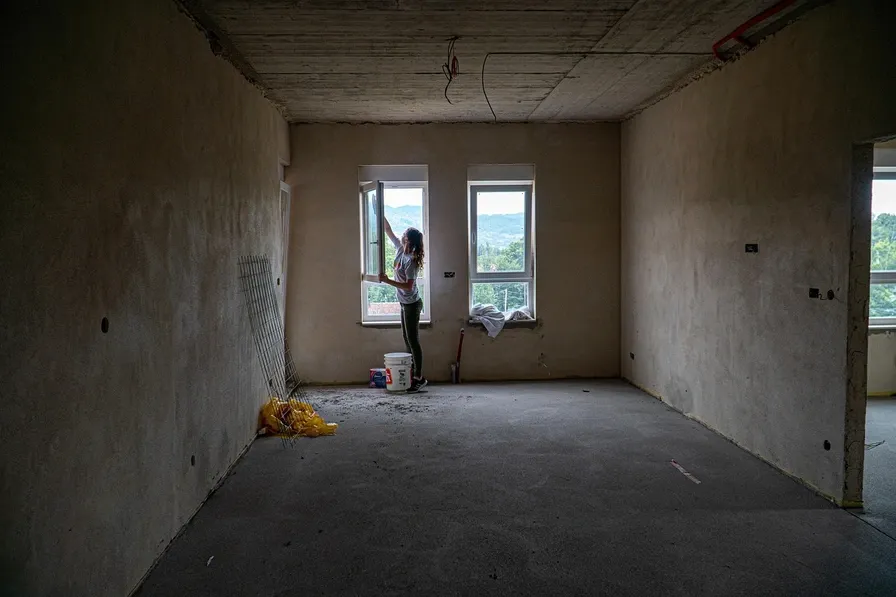 Image d'une personne nettoyant une maison en fin de chantier